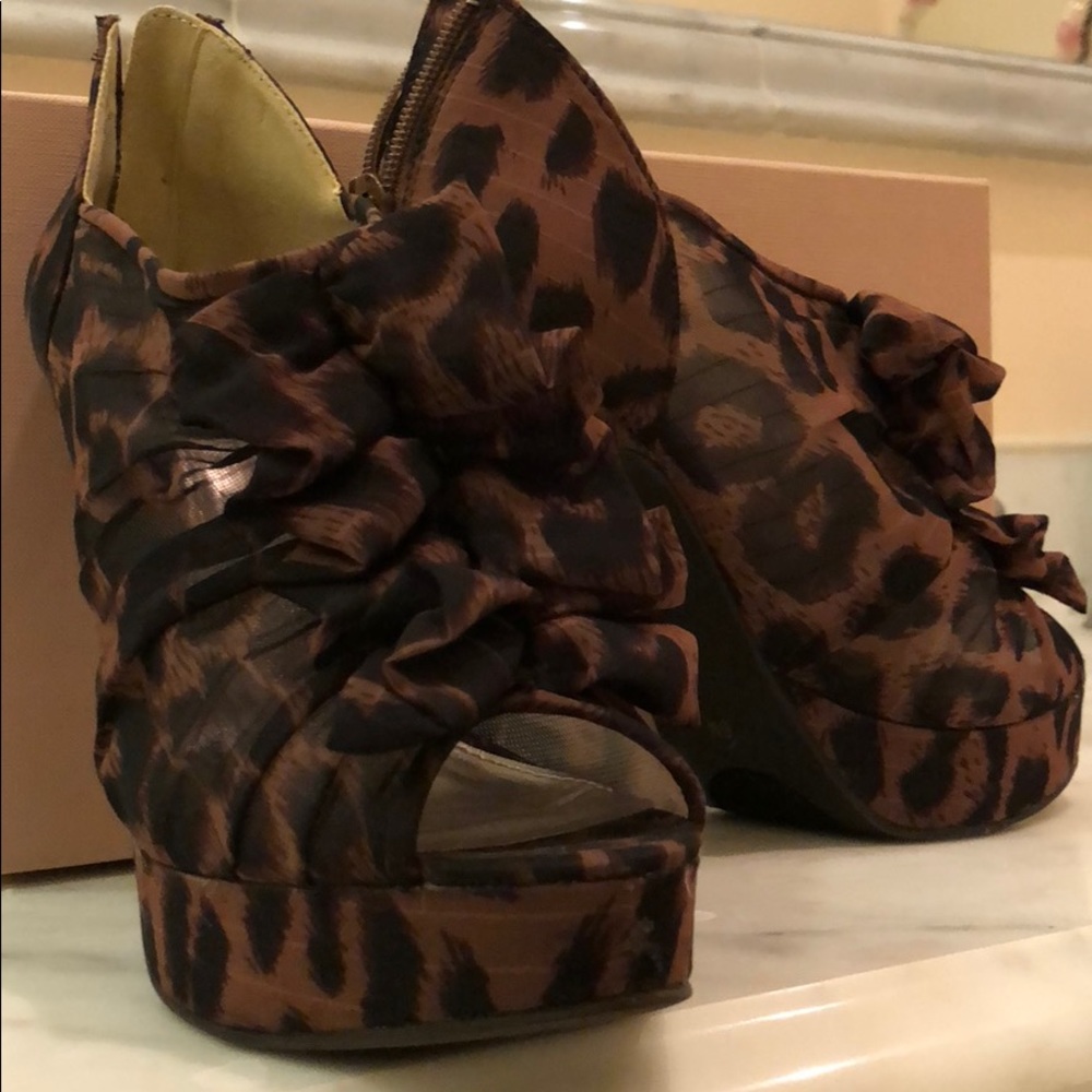 Leopard ruffle Nine West heels - Picture 3 of 5